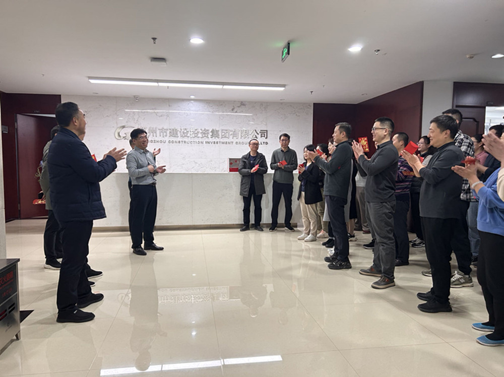 华亿领导班子迎接员工新春上班